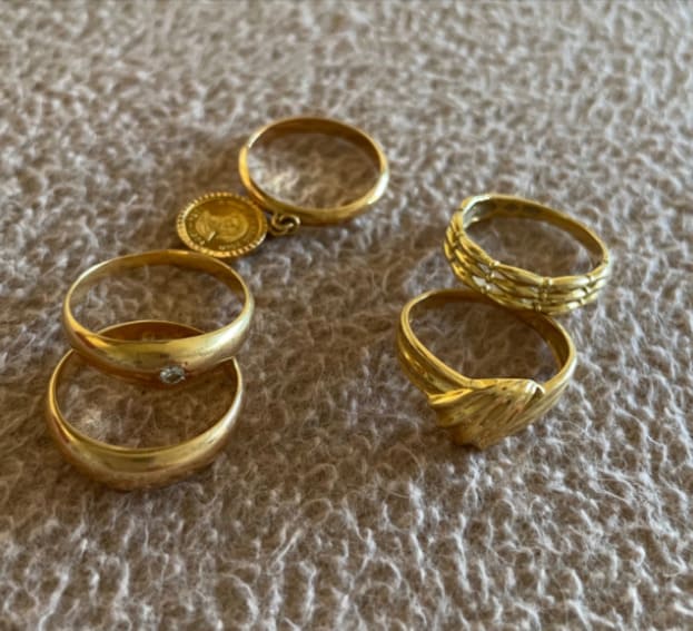 古い指輪、片方だけの18金ピアス、切れたネックレス