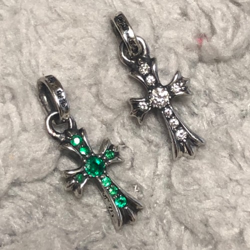 クロムハーツベイビーファットクロスパヴェダイヤとエメラルド