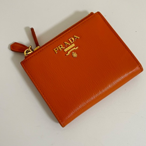 プラダ サフィアーノレザー　折りたたみ財布
